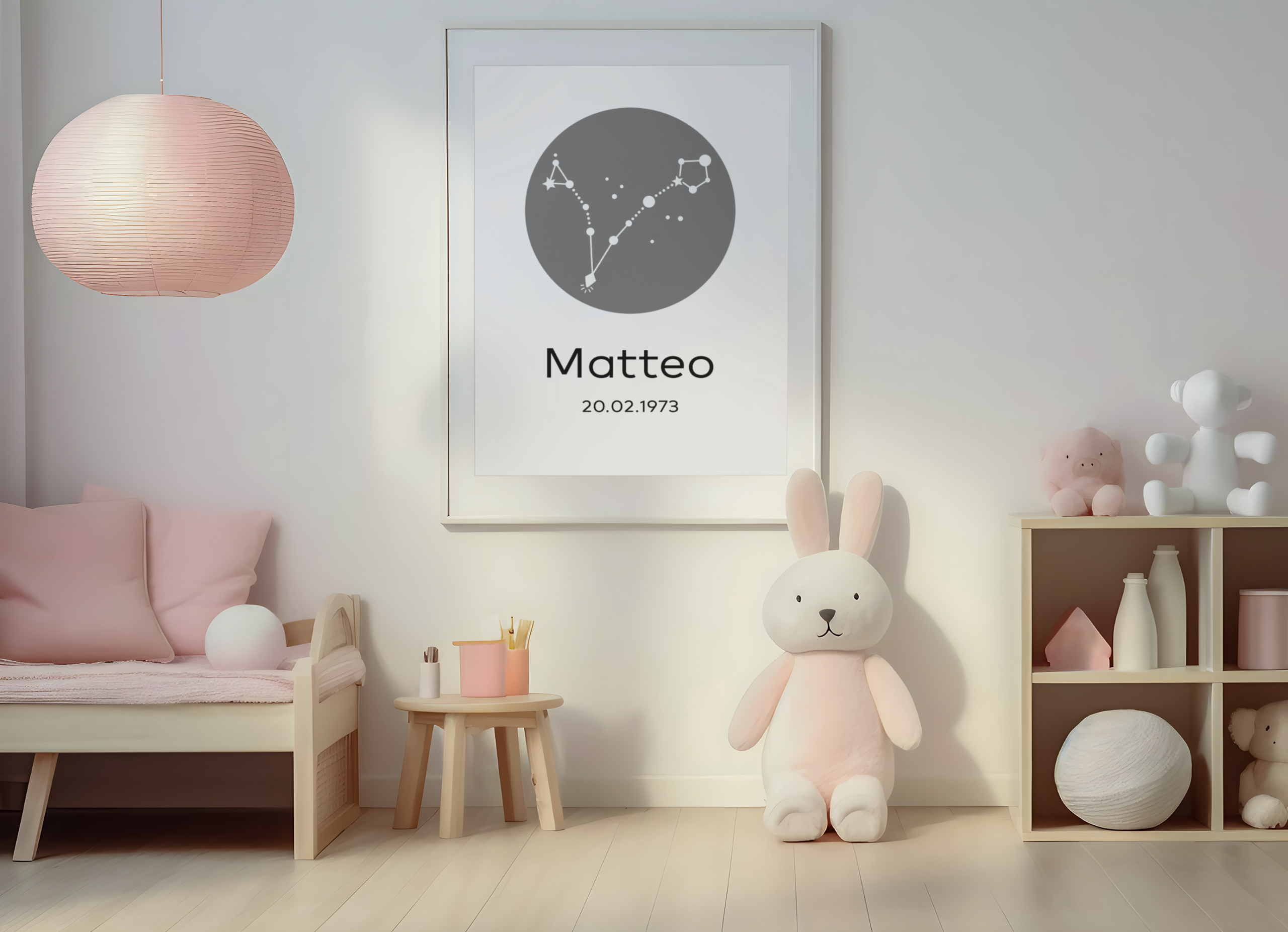Personalisiertes Sternzeichen-Poster im Kinderzimmer an der Wand