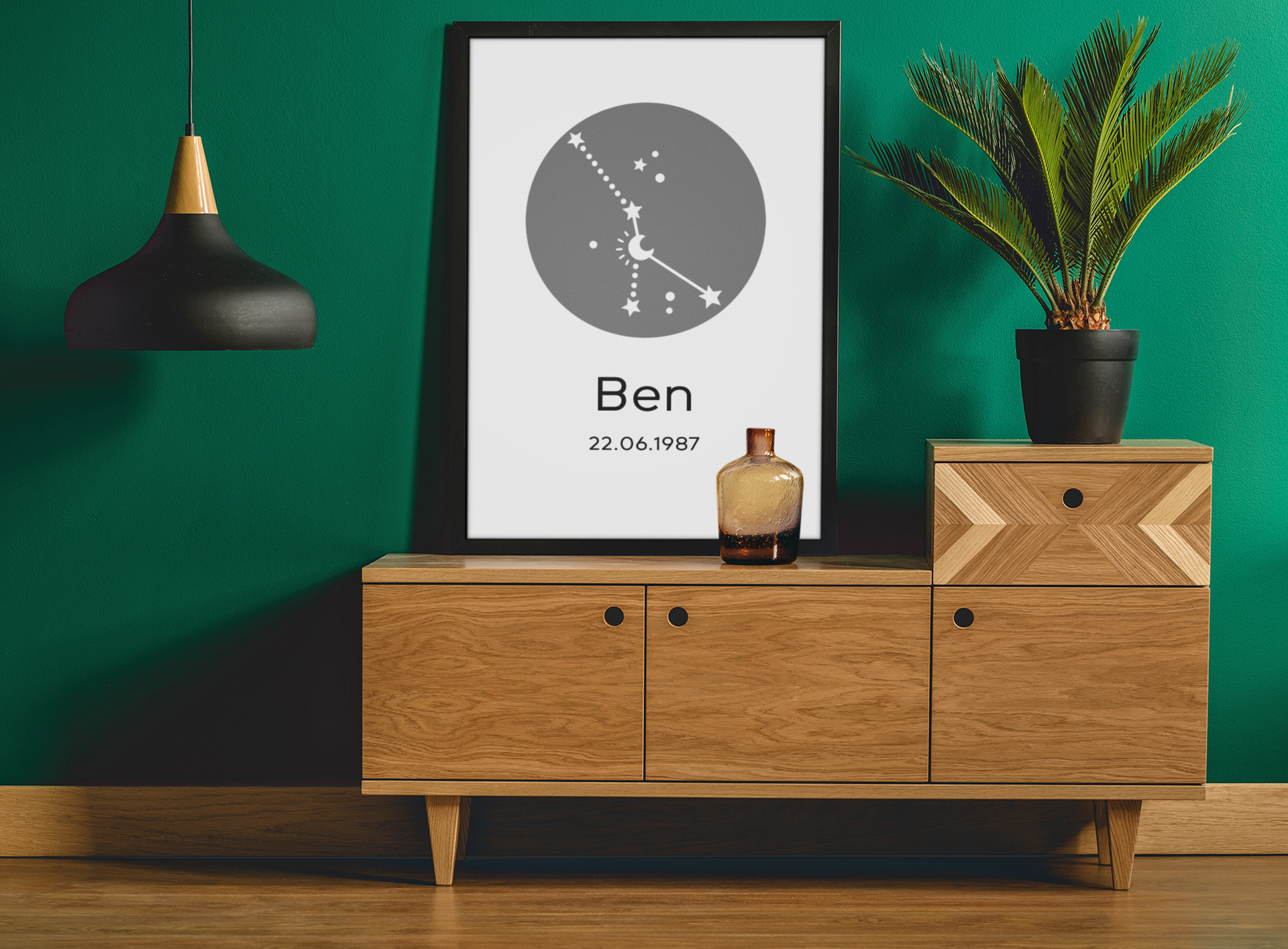 Personalisiertes Sternzeichen-Poster Krebs auf einem Sideboard vor grüner Wand