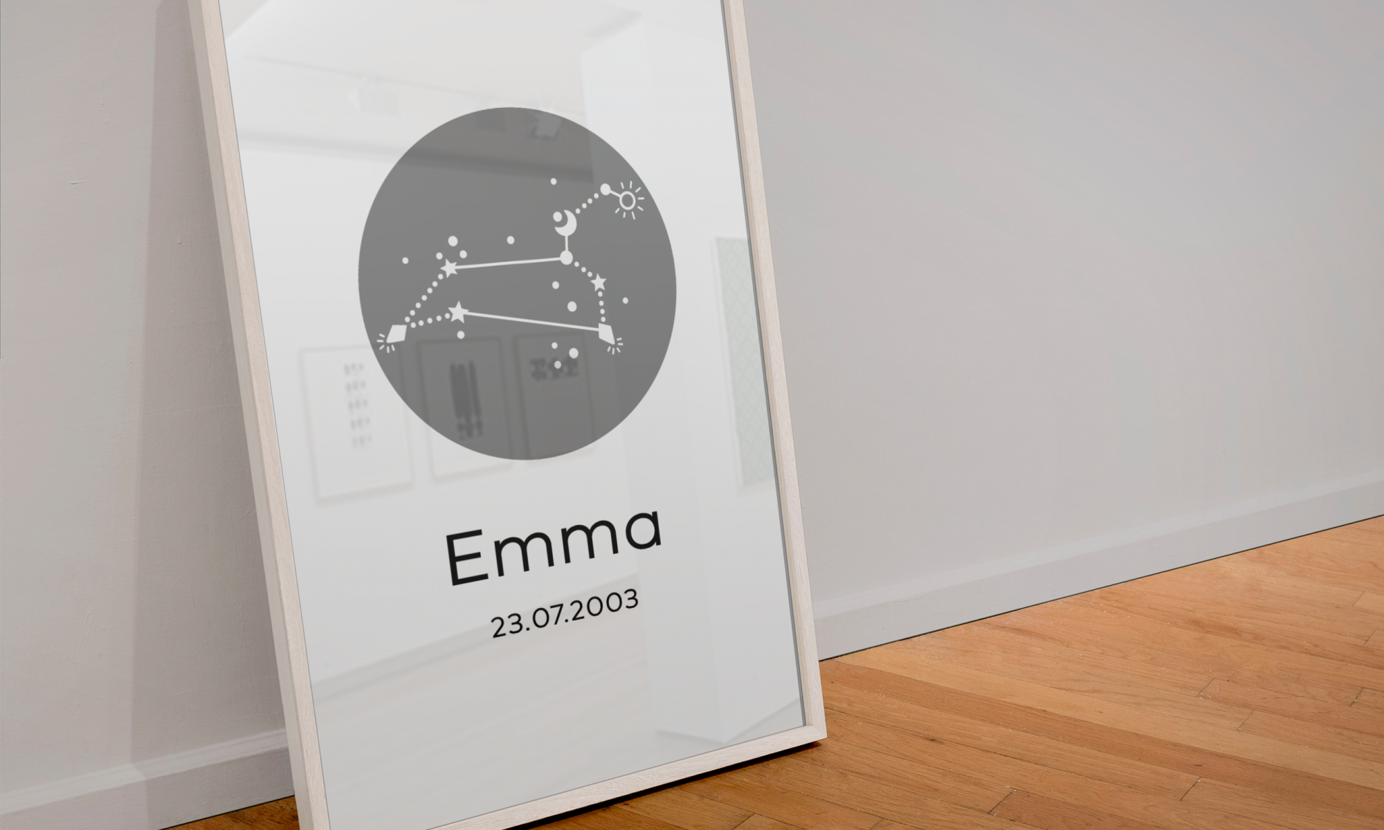 Personalisierte Sternbild-Wandkunst mit Namen Emma und Geburtsdatum, modernes Design in sanften Grautönen auf Holzfußboden.